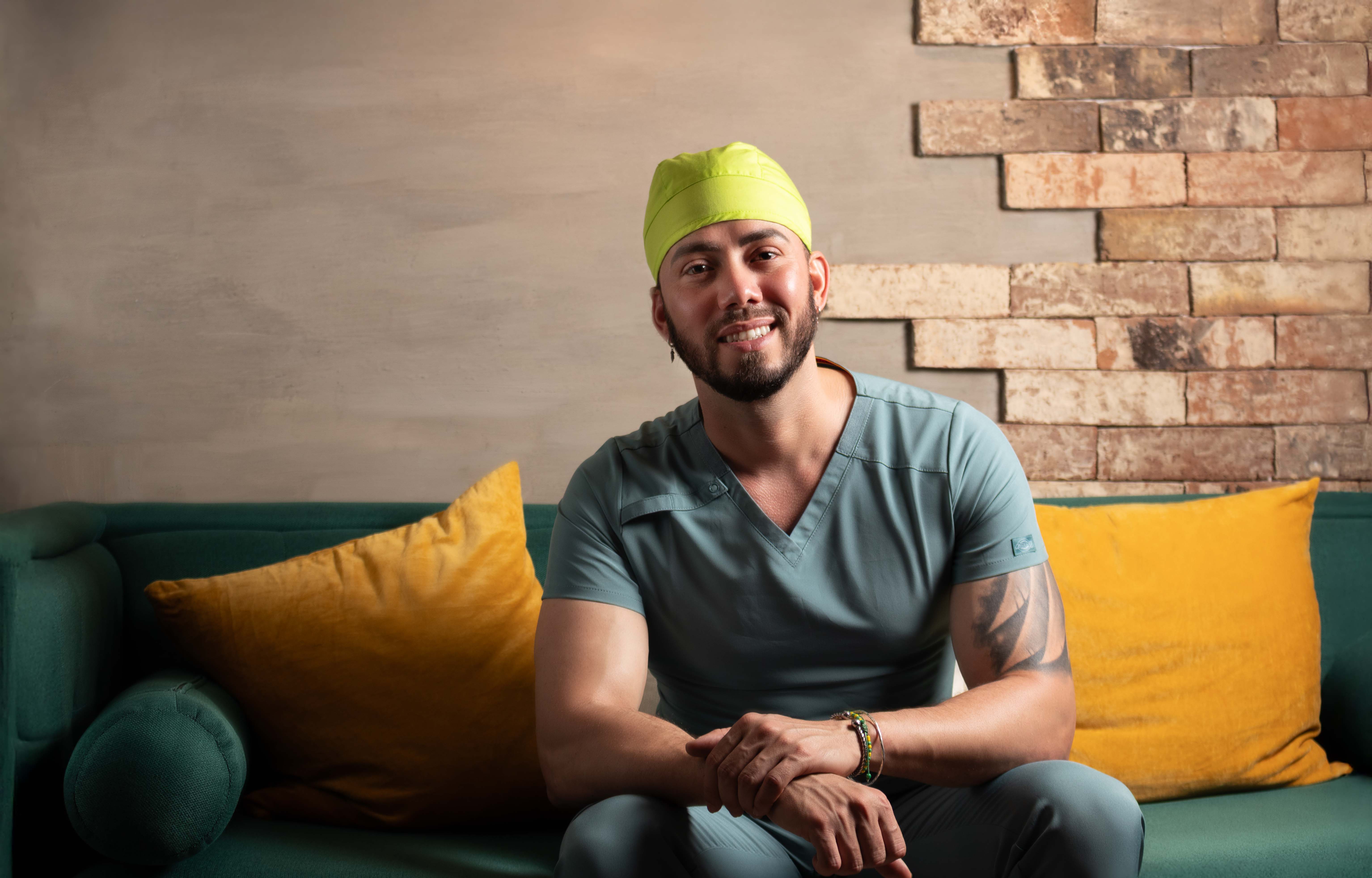 Dr. Arias en consulta